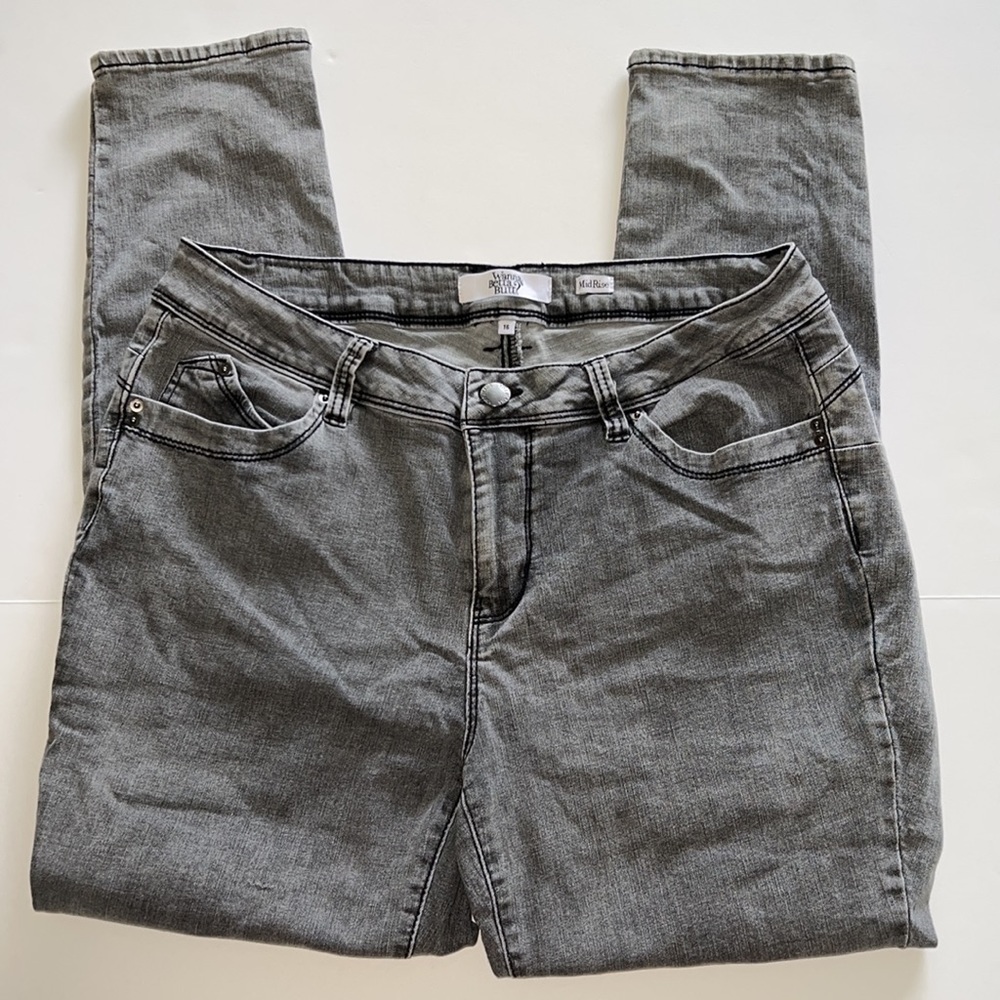⭐️3/$15 (16) MidRise UMI Jeans Grey Washed Comfy Cozy Fall Winter